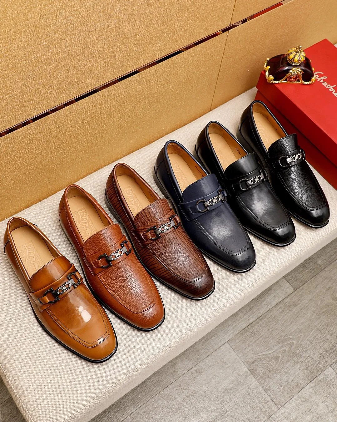 Men's shoes 💰462 💐 Product trademark: Ferragamo "Ferragamo" casual leather shoes Regular size: 38-44 (45.46.47🉑️Customized) Product materials: Selected imported calfskin upper + classic hardware buckle, imported water-dyed cow leather lining. Strong three-dimensional visual effect, original outsole color: 1⃣️color optional